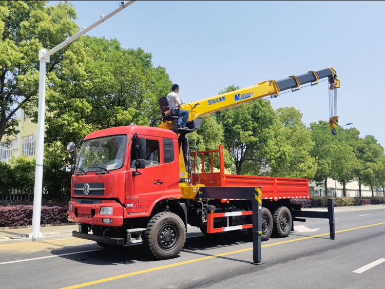 東風六驅260馬力-越野隨車吊