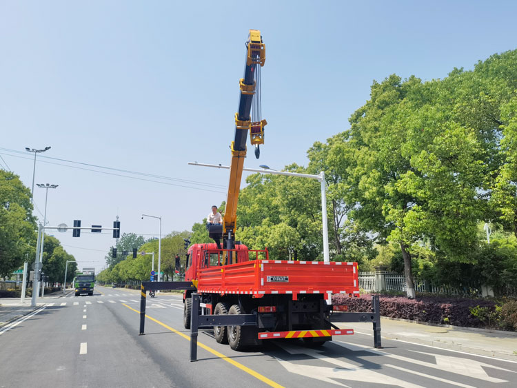 東風六驅260馬力-越野隨車吊