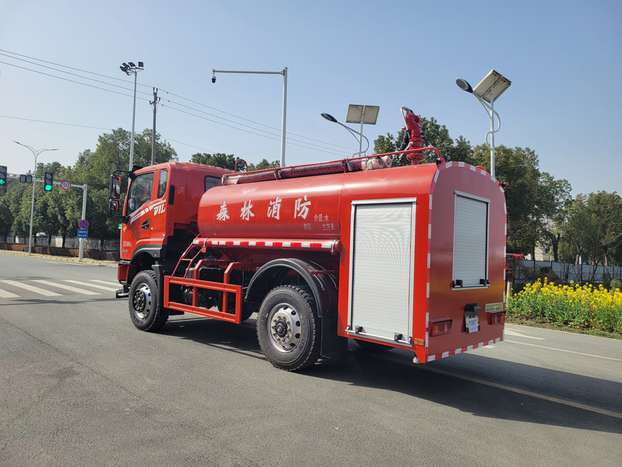 5方四驅(qū)森林消防灑水車